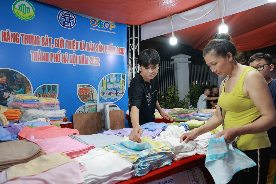 Không chỉ có những đặc sản từ vùng cao, tại không gian trưng bày còn có những sản phẩm khác như khăn được làm từ sợi tre nhập khẩu từ Ấn Độ. (Ảnh: Hoài Nam/Vietnam+)