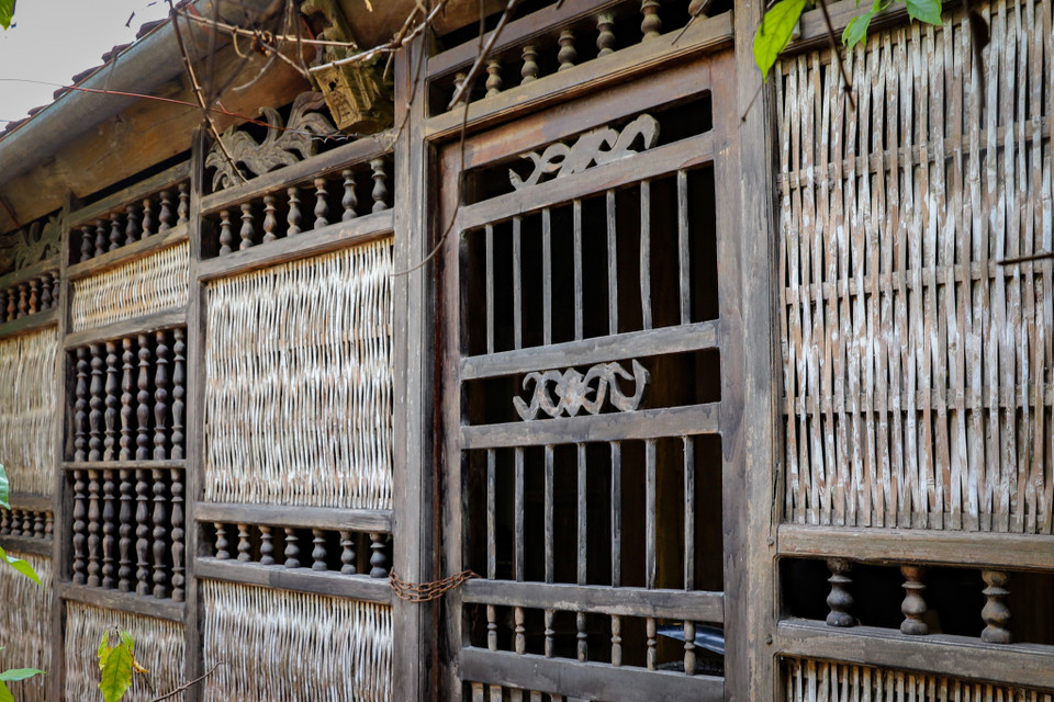 Không khó để nhận ra nét đặc trưng của đa số công trình nhà cổ ở làng Ước Lễ nói chung cũng như của các nhà cổ tại đây là hệ thống các tấm dài (tấm liếp) ở mặt tiền nhà. (Ảnh: Hoài Nam/Vietnam+)