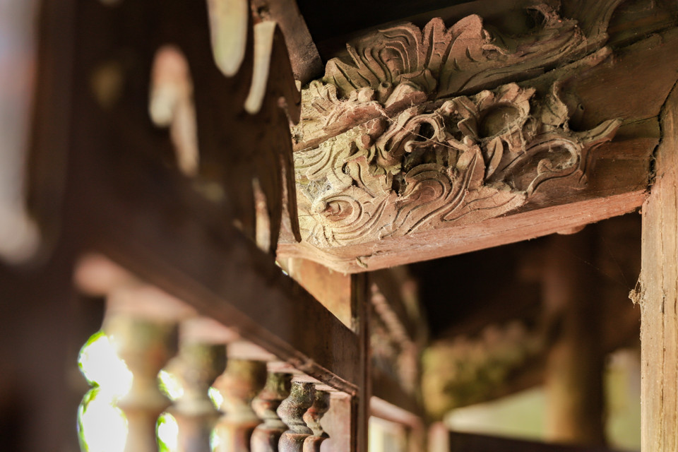 Ngôi nhà hiện hữu tuy đã qua vài lần tu bổ nhưng ông Trụ chỉ lát lại nền và giữ nguyên những phần bằng gỗ từ ban đầu để gìn giữ giá trị của ngôi nhà. (Ảnh: Hoài Nam/Vietnam+)