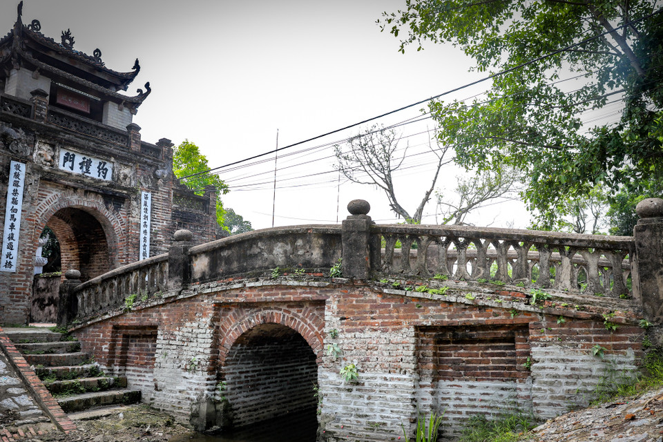 Đối lập với sự náo nhiệt, cùng các công trình hiện đại của Thủ đô, làng cổ Ước Lễ vẫn giữ được nét cổ kính dân dã của một vùng quê Bắc Bộ với cây đa, giếng nước, sân đình. (Ảnh: Hoài Nam/Vietnam+)