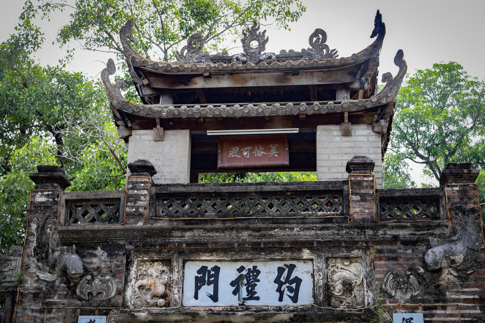 Theo các bậc cao niên trong làng kể lại, bên trên vọng lâu có tấm biển đề 4 chữ ‘Mỹ tục khả phong’, nghĩa là ‘Phong tục hay nên theo’ do nhà Vua ban cho làng Ước Lễ vào năm Tự Đức thứ tư (1851). Cổng làng với vòm mái cong vút giống như các mái đình chùa cổ ở Việt Nam. (Ảnh: Hoài Nam/Vietnam+)