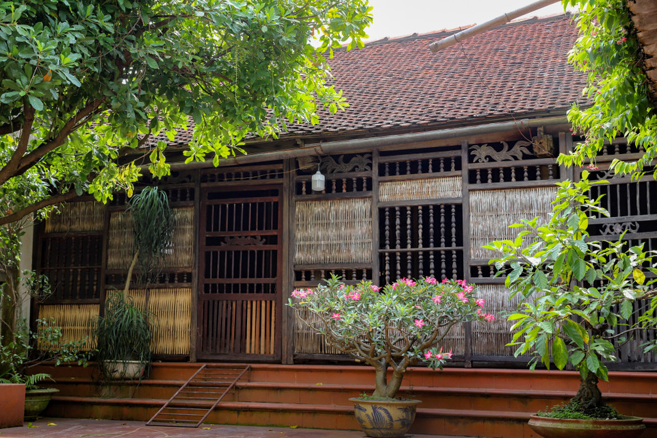 Gia đình ông Trụ (74 tuổi) hiện nay còn giữ được ngôi nhà cổ có niên đại hàng trăm năm. Theo ông kể lại, ngôi nhà được mua khi ông nội còn trẻ từ một gia đình trong làng. (Ảnh: Hoài Nam/Vietnam+)