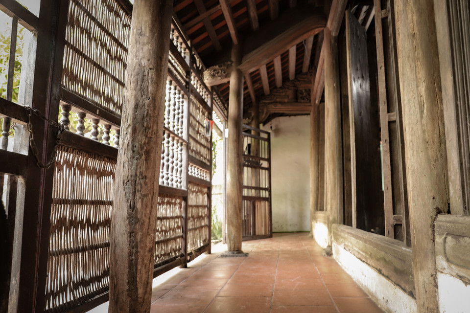 Ông Trụ cho biết:’ Xưa các cụ quan niệm hệ thống các tấm liếp trước nhà để tránh tránh mọi người nhìn thẳng và đi thẳng vào chính giữa nhà – vị trí thường đặt ban thờ. Và một phần là ở các nhà hướng Tây, do đó bố trí hệ thống liếp để che nắng.’ (Ảnh: Hoài Nam/Vietnam+)