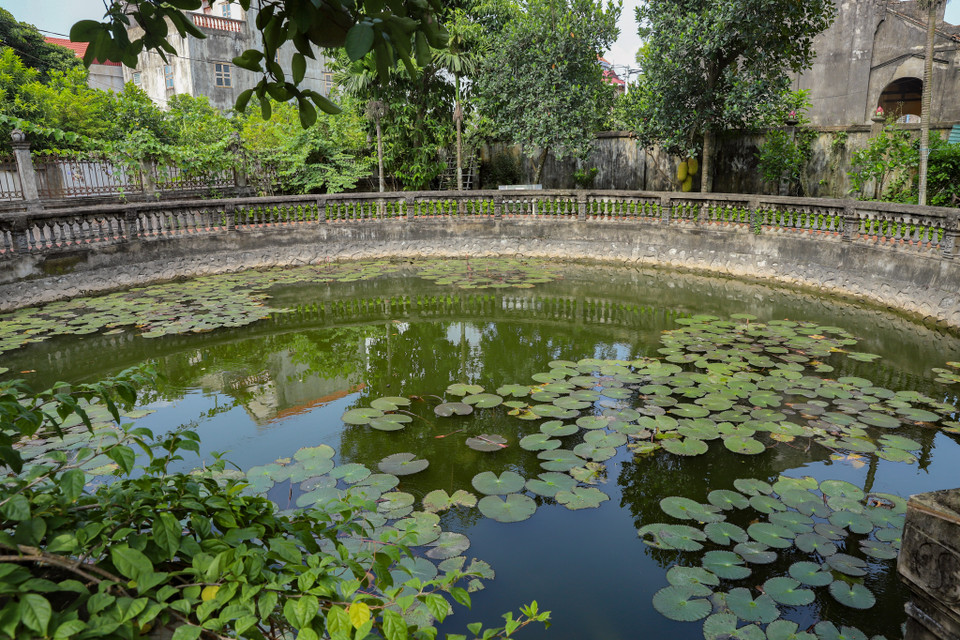Bên cạnh những công trình nhà cổ, giếng nước cũng là một trong những đặc trưng của làng. Làng Ước Lễ có 6 cái giếng phần lớn đều gắn liền với các công trình tôn giáo tín ngưỡng như đình chùa. Trong ảnh là giếng tại khuôn viên chùa Hậu. (Ảnh: Hoài Nam/Vietnam+)