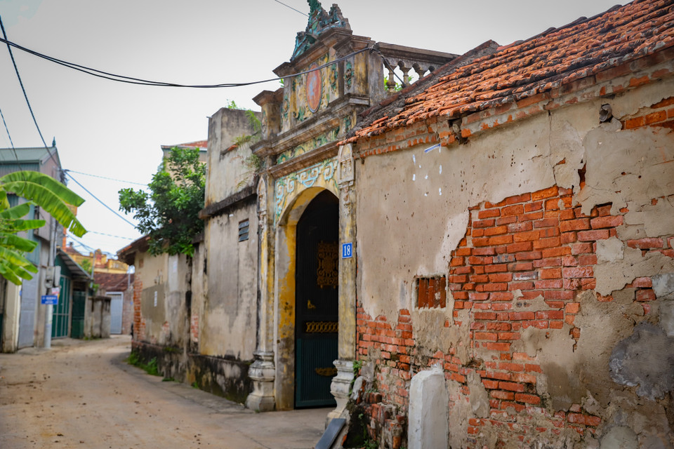 Những bức tường gạch hằn đậm dấu ấn thời gian mang lại sự thân thuộc, cổ xưa là hình ảnh không khó bắt gặp khi di chuyển quanh làng Ước Lễ. Mặc cho những bức tường bê tông với lớp sơn hiện đại, những bức tường gạch vẫn khiêm nhường với vẻ đẹp hoài cổ trên nẻo đường làng. (Ảnh: Hoài Nam/Vietnam+)