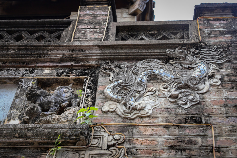 Làng cổ Ước Lễ gây ấn tượng đặc biệt ngay từ cổng làng - một công trình kiến trúc bề thế, có hình dáng như cổng thành với những nét đặc trưng mang phong cách nghệ thuật thời Mạc (thế kỷ XVI). (Ảnh: Hoài Nam/Vietnam+)