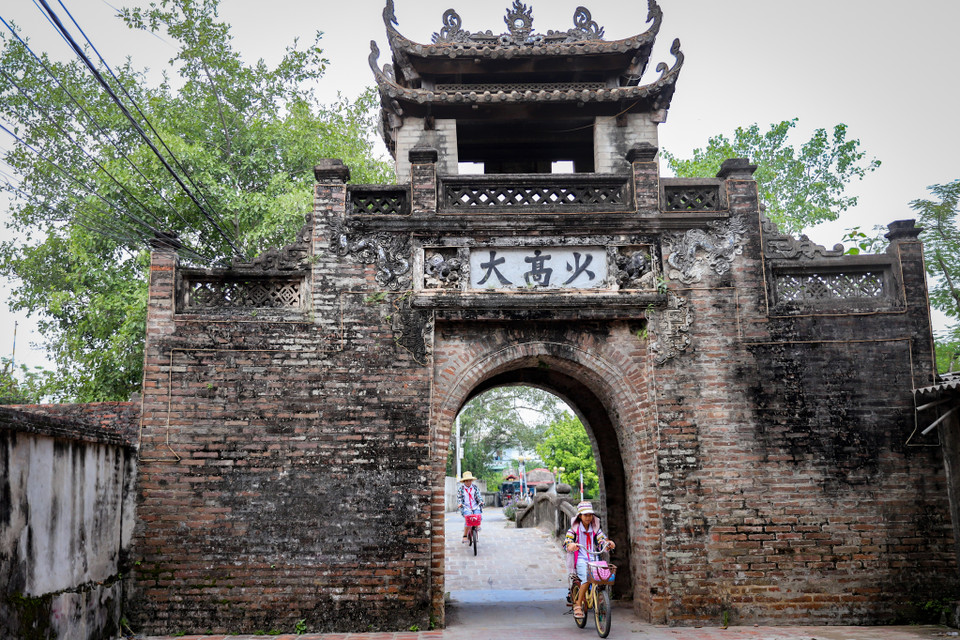 Mặt trong của cổng có ba chữ ‘Thiểu cao đại’ mang hàm ý rằng các thế hệ trước của làng đã làm nhiều việc nhân đức, nên thế hệ sau nhất định sẽ hưng vượng. Đó cũng là lời nhắc nhở dân làng dù đi đâu, làm gì cũng nên sống có đạo đức, biết làm việc thiện, để lại phúc đức cho con cháu. (Ảnh: Hoài Nam/Vietnam+)