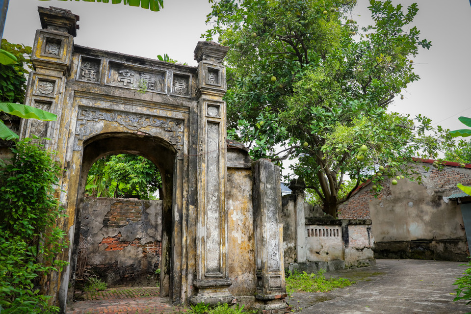 Đi sâu vào trong làng, qua từng con ngõ, nhiều gia đình tại Ước Lễ còn lưu giữ khá nhiều các công trình nhà, cổng cổ có niên đại trên dưới 100 năm. Mặc dù qua nhiều năm, khuôn viên nhà đã thay đổi nhưng theo lời chia sẻ của người dân, việc giữ lại cổng nhà là giữ lại một phần nét văn hóa của cha ông. (Ảnh: Hoài Nam/Vietnam+)
