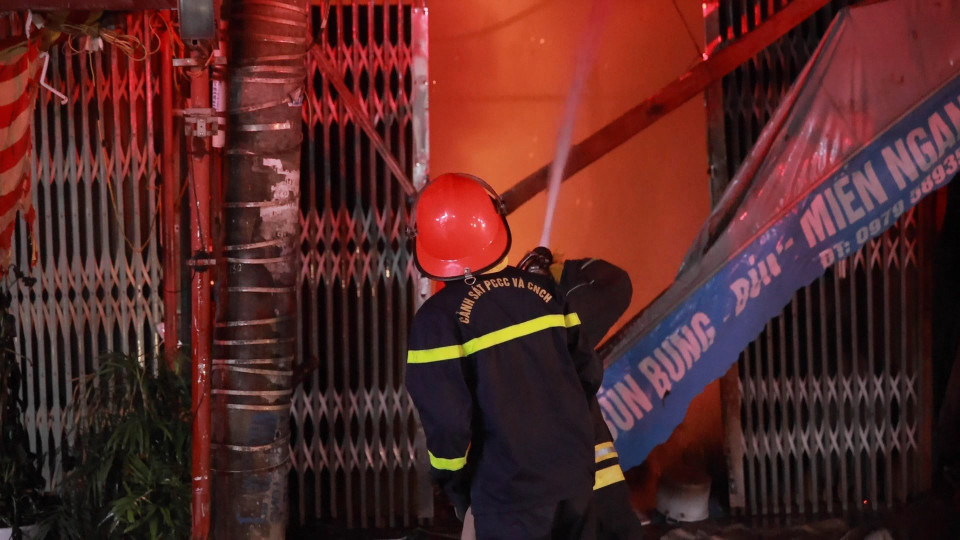 Theo lực lượng chức năng, nguyên nhân ban đầu có thể là do sự cố chập điện. Đến khoảng 20h35 phút, đám cháy cơ bản được khống chế. (Ảnh: Hoàng Đạt/Vietnam+)
