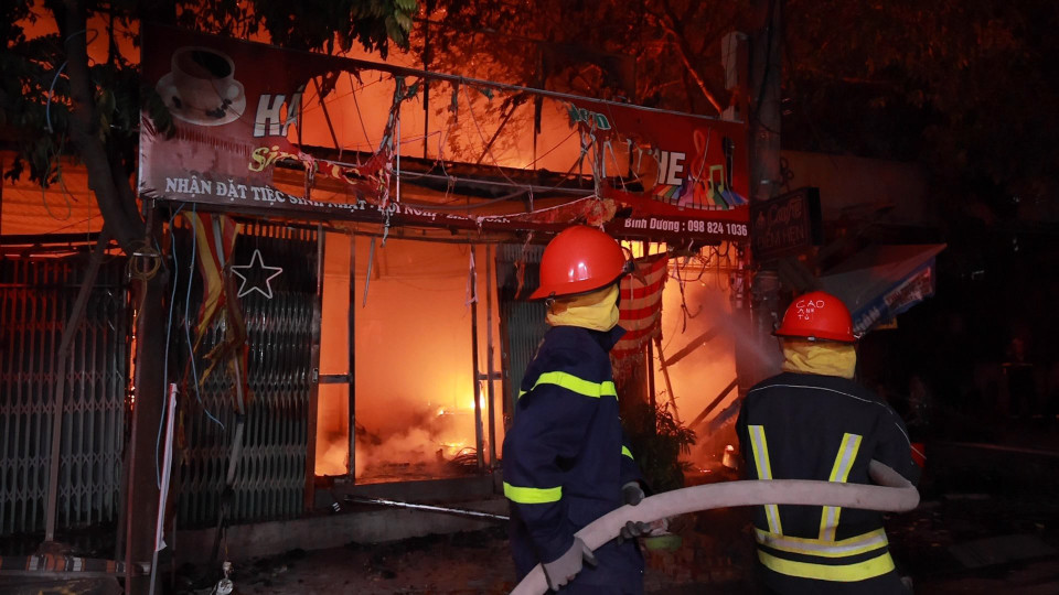 Đội Cảnh sát phòng cháy chữa cháy quận Hoàng Mai đã cử 5 xe cứu hoả cùng hàng chục chiến sĩ cảnh sát tới hiện trường, phối hợp với Công an khu vực và người dân để khống chế ngọn lửa. (Ảnh: Hoàng Đạt/Vietnam+)