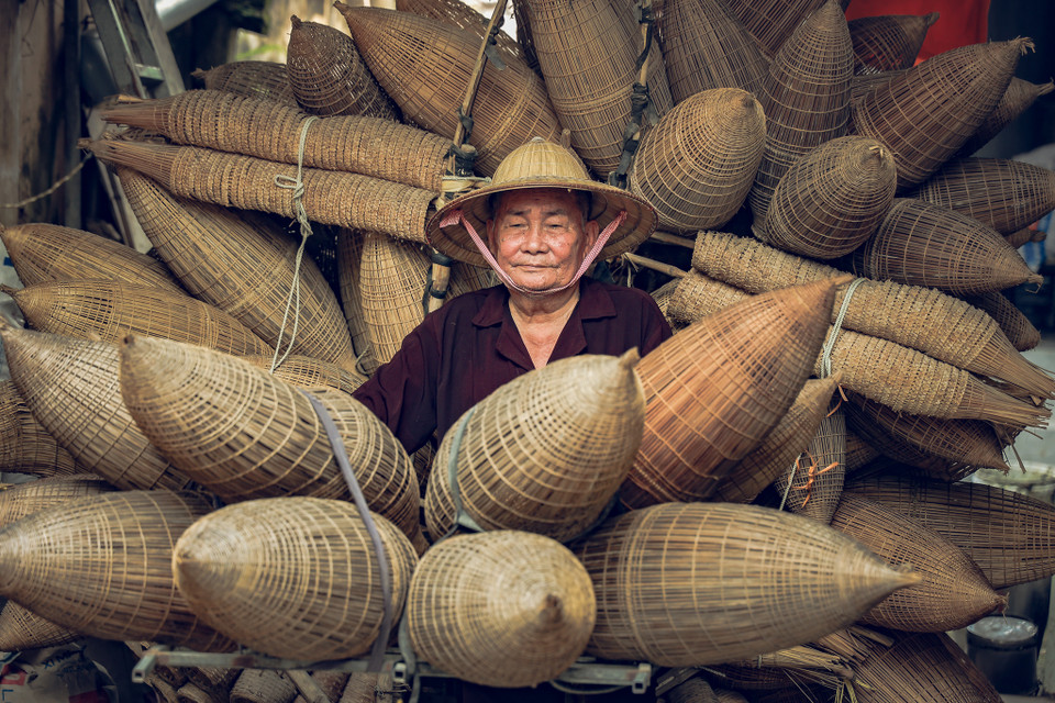 Những chiếc đó được đan rất đều, bền chắc và có thể dùng vài năm mới hỏng được buộc thành từng chùm lớn như một bông hoa khổng lồ trên chiếc xe chở đó. (Ảnh: Hoài Nam/Vietnam+)