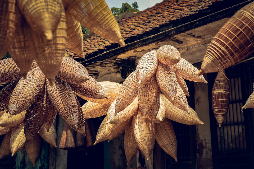 Trước đây, đó chỉ là một ngư cụ bình dân những giờ đây nó đã trở thành sản phẩm được ựa chuộng trong thiết kế nội thất, trang trí mỹ thuật để tạo nên một không gian cho những ai hoài cổ về kí ức thôn quê. (Ảnh: Hoài Nam/Vietnam+)
