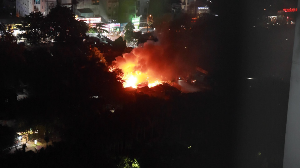 Vụ cháy lớn trên phố Lĩnh Nam (quận Hoàng Mai, Hà Nội) khiến một dãy nhà tạm bị thiêu rụi trong tối ngày 25/9. (Ảnh: Hoàng Đạt/Vietnam+)