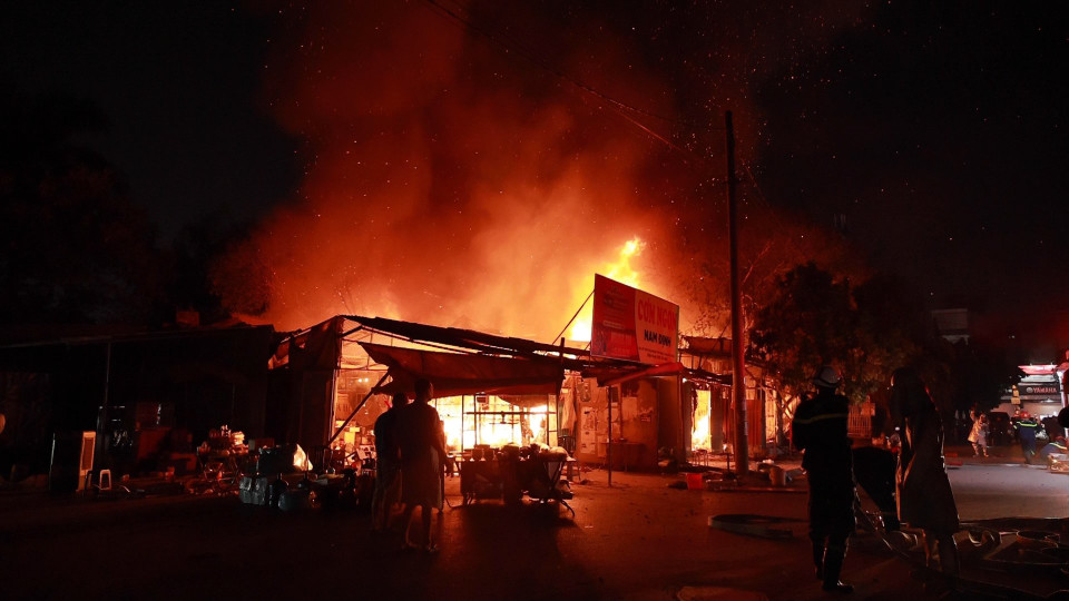 Ngay khi phát hiện đám cháy, người dân đã nhanh chóng dùng bình cứu hoả mini nỗ lực dập lửa nhưng bất thành. (Ảnh: Hoàng Đạt/Vietnam+)