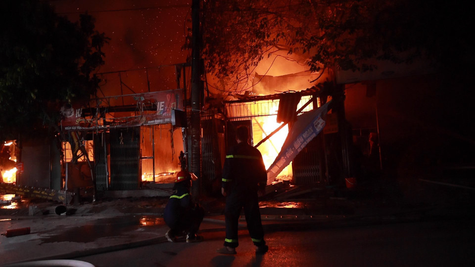 Tính đến thời điểm hiện tại, vụ cháy chưa ghi nhận thiệt hại về người. Tuy nhiên, có 3 ngôi nhà đã bị thiêu rụi hoàn toàn và nhiều hộ dân bị ảnh hưởng. (Ảnh: Hoàng Đạt/Vietnam+)