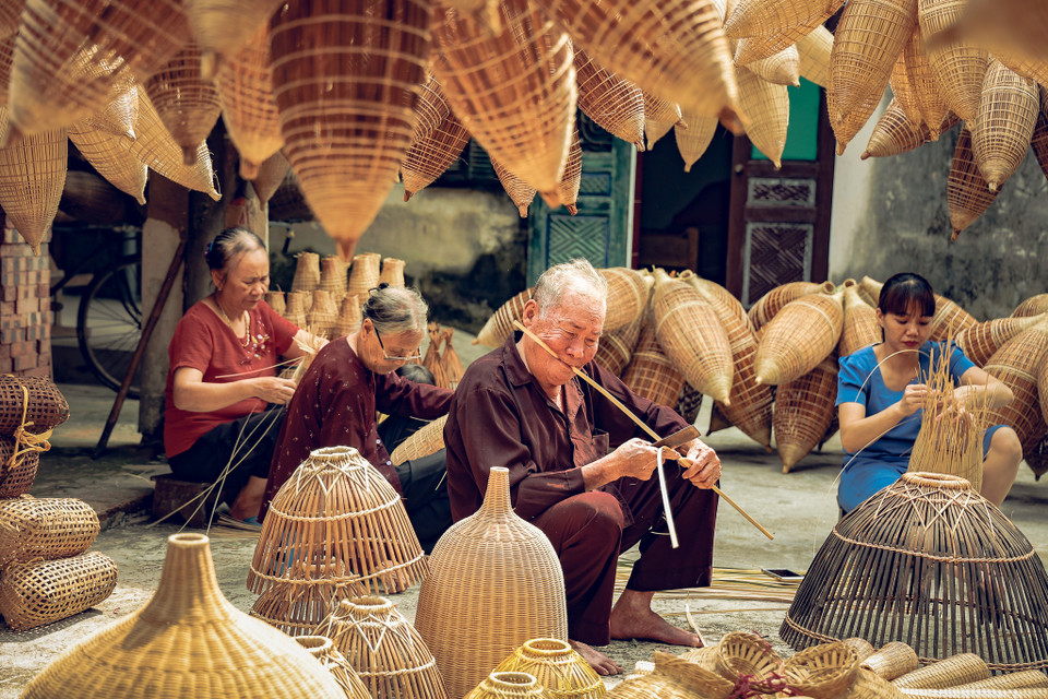 Nguyên liệu chính để tạo thành một chiếc đó chỉ gồm tre, nứa đan lại với nhau. Không dừng lại ở công việc, đan đó trở thành cái ‘cớ’ để người già ngồi tâm sự chuyện cũ, gắn kết tình làng nghĩa xóm. (Ảnh: Hoài Nam/Vietnam+)