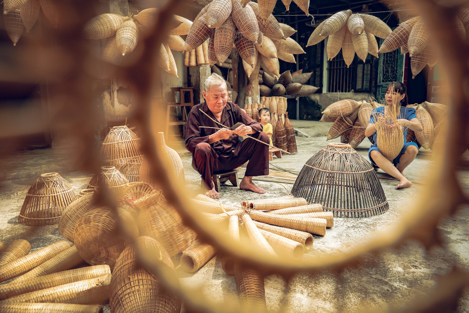 Cụ Lương Sơn Bạc đã gắn bó với nghề cả một đời người, có lúc tưởng chừng như nghề sắp bị mai một nhưng rất may đã chuyển hướng sang sản xuất để làm đồ trang trí. (Ảnh: Hoài Nam/Vietnam+)