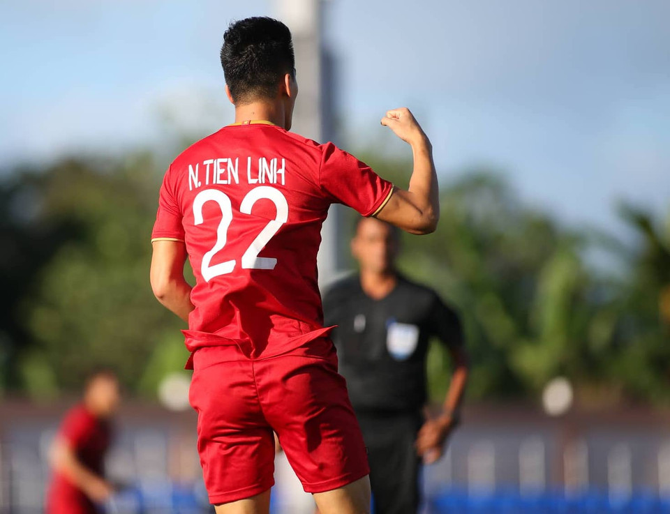 Và chỉ 3 phút sau đó, Tiến Linh toả sáng rực rỡ, hoàn tất cú hat-trick của mình sau đường kiến tạo của Trọng Hoàng (vào sân trong hiệp 2). (Ảnh: Vietnam+)