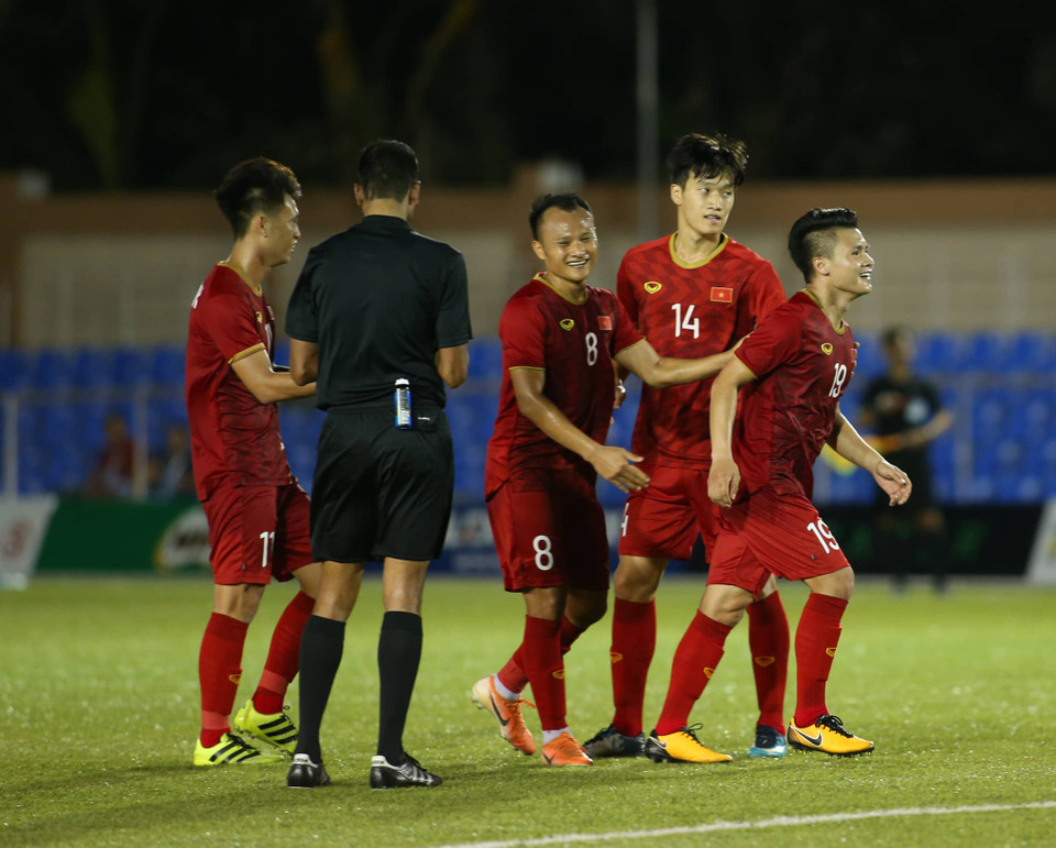 Trước khi trận đấu khép lại, Quang Hải ấn định chiến thắng 6-1 cho U22 Việt Nam sau cú đệm lòng cơ bản khiến thủ thành U22 Lào bất lực. (Ảnh: Vietnam+)