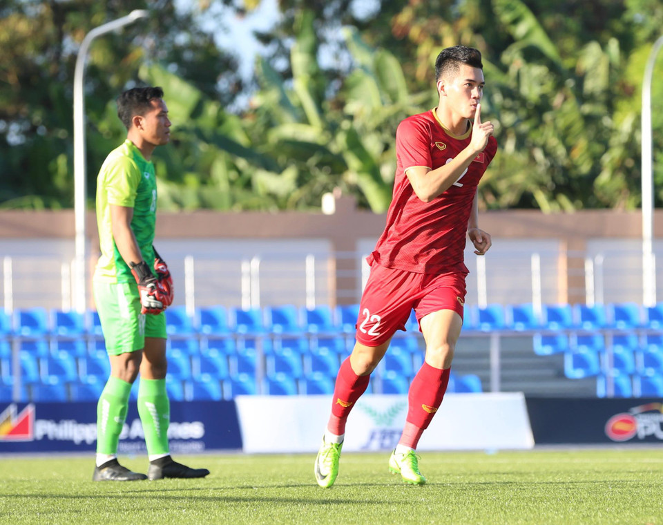 U22 Việt Nam nhập cuộc không quá vội vàng trước U22 Lào nhưng sớm có bàn thắng ngay từ phút thứ 3 nhờ pha chớp cơ hội nhanh của Tiến Linh. (Ảnh: Vietnam+)