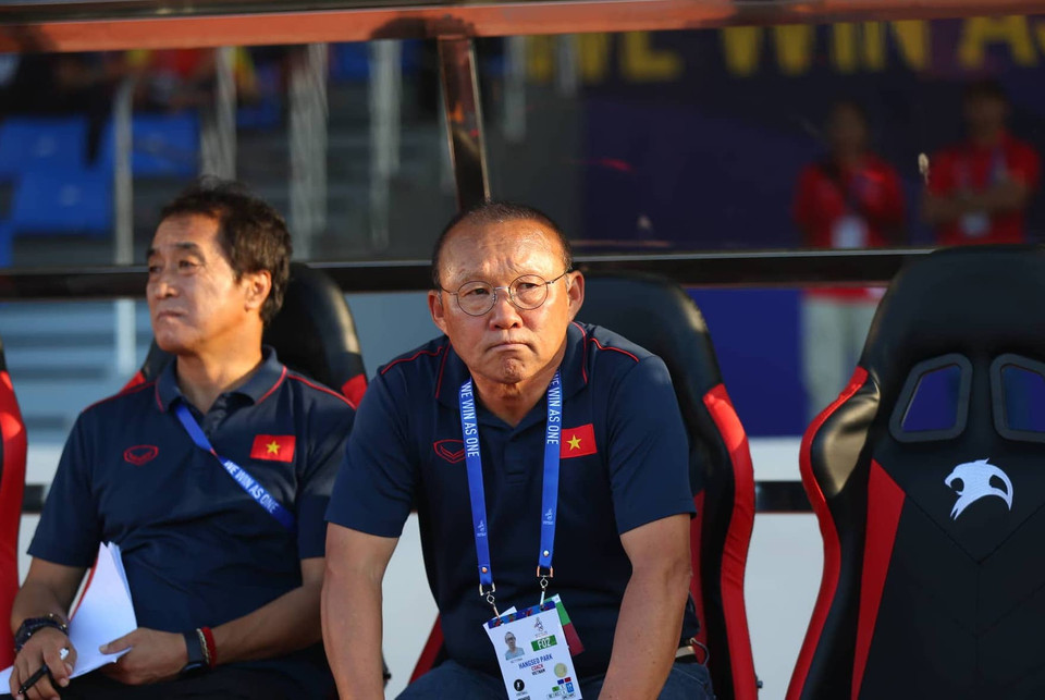 Nhận thấy các cầu thủ có dấu hiệu chủ quan, huấn luyện viên Park Hang-seo liên tục nhắc nhở, chỉ đạo ngoài đường biên. (Ảnh: Vietnam+)