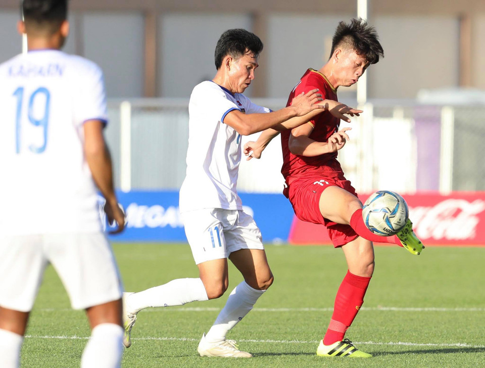 Tuy nhiên, cũng chỉ 3 phút sau tiếp, U22 Lào có bàn rút ngắn tỷ số xuống 1-4 khi hàng phòng ngự U22 Việt Nam mắc sai lầm. (Ảnh: Vietnam+)