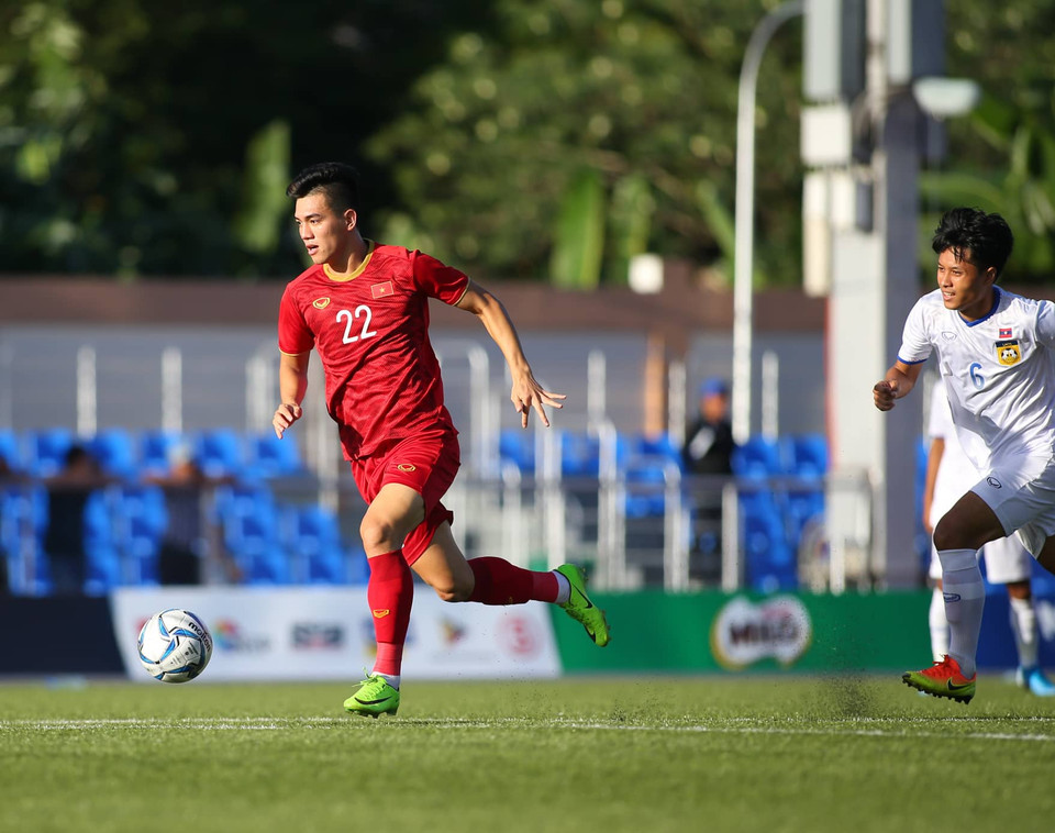 Tiền đạo tuyển Việt Nam nhanh chân cướp bóng trước vòng cấm đối thủ, sau đó đi bóng và dứt điểm gọn gàng để mở tỷ số. (Ảnh: Vietnam+)