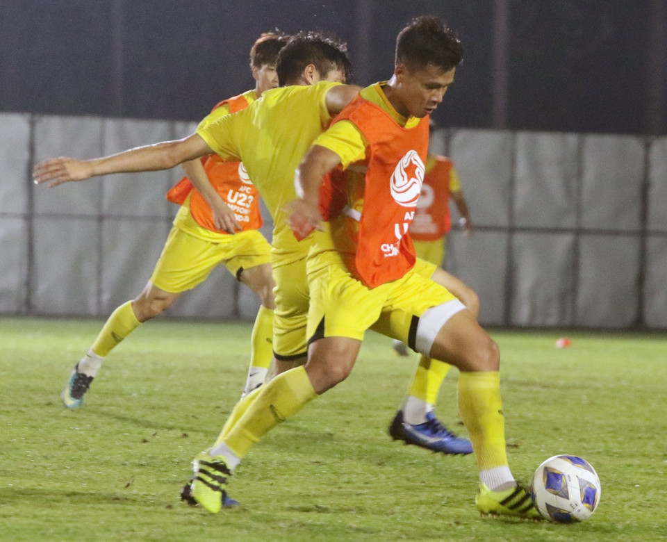 Bên cạnh đội hình chính thức, ông Park chắc chắn đã chốt chiến thuật cho trận đấu tới ở buổi tập tối 12/1, vì thế đã không cho phép phóng viên tác nghiệp. (Ảnh: VFF)