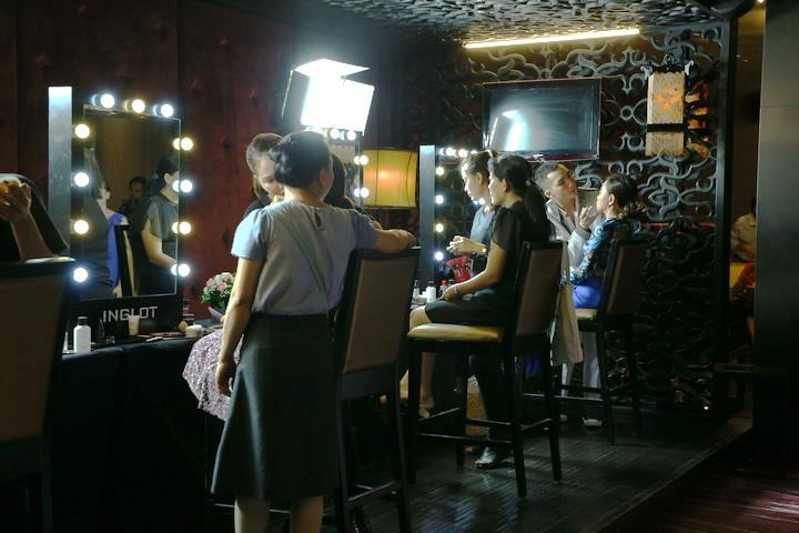 Trang điểm cùng mỹ phẩm thông minh Inglot. (Ảnh: Nam An/Vietnam+)