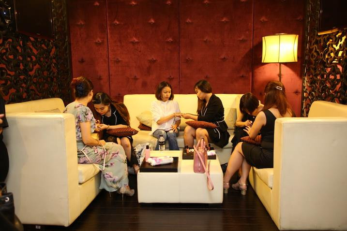 Trải nghiệm màu nail với Inglot.(Ảnh: Nam An/Vietnam+)