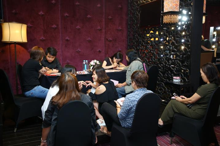 Trải nghiệm màu nail với Inglot.(Ảnh: Nam An/Vietnam+)