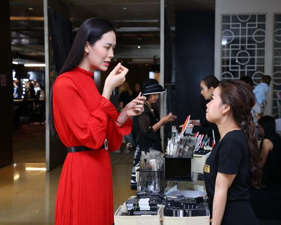 Sang Lê -"Người đẹp được yêu thích nhất" cuộc thi Hoa hậu Việt Nam 2015 thích thú trải nghiệm mỹ phẩm Inglot. (Ảnh: Nam An/Vietnam+)