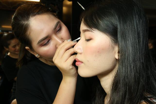 Trải nghiệm trang điểm với Inglot. (Ảnh: Nam An/Vietnam+)