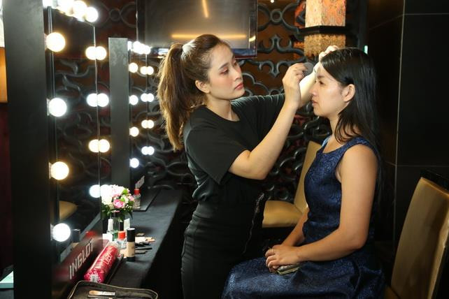 Trải nghiệm trang điểm với Inglot.(Ảnh: Nam An/Vietnam+)