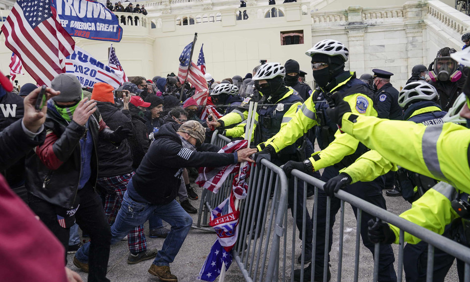 Lực lượng cảnh sát đã phải xịt hơi cay vào người biểu tình quá khích