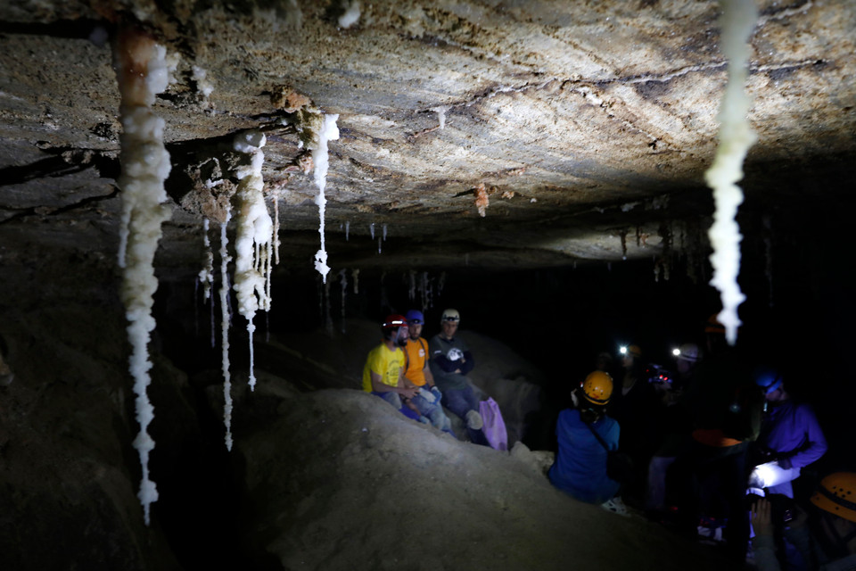 Các nhà thám hiểm bên trong hang động muối Malham ở núi Sodom, Israel, ngày 27/3/2019. (Nguồn: AFP/ TTXVN)
