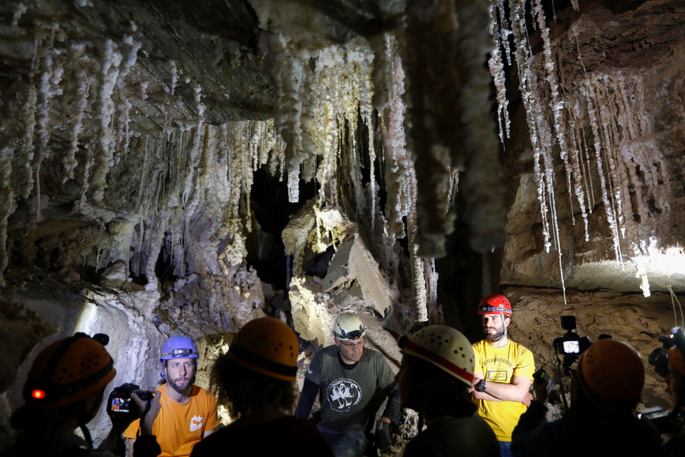 Các nhà thám hiểm bên trong hang động muối Malham ở núi Sodom, Israel, ngày 27/3/2019. (Nguồn: AFP/ TTXVN)
