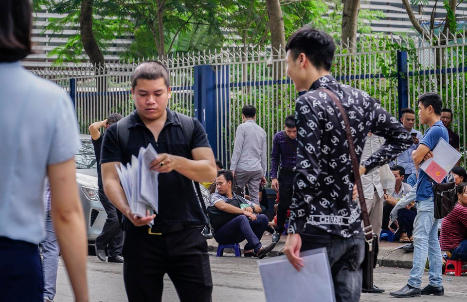 Ai cũng muốn mình sẽ được đến lượt để được cấp Visa tới xứ sở Kim Chi. (Ảnh: PV/Vietnam+)