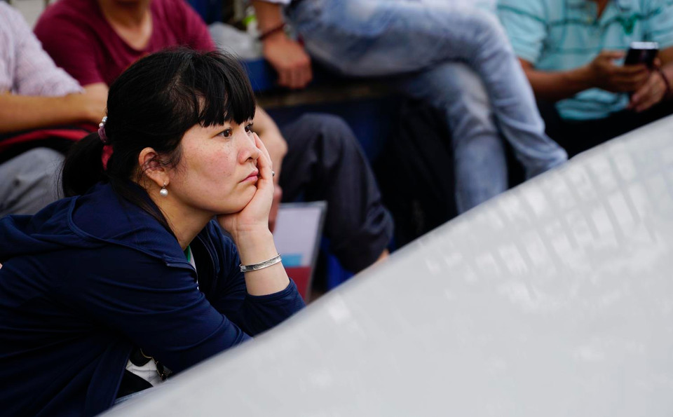 Một người dân cho biết, đã có nhiều người xếp hàng từ đêm hôm trước. (Ảnh: PV/Vietnam+)