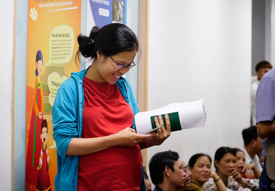 Nụ cười hạnh phúc của một phụ nữ khi vừa mới được chấp nhận thị thực xuất nhập cảnh. (Ảnh: PV/Vietnam+)