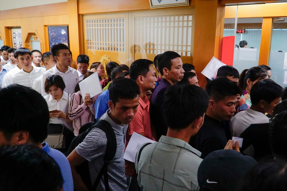 Nhiều người cho rằng, việc cấp visa Hàn Quốc 5 năm sẽ tạm ngừng trong tháng 4 tới, do đó dẫn đến tình trạng quá tải trên. (Ảnh: PV/Vietnam+)