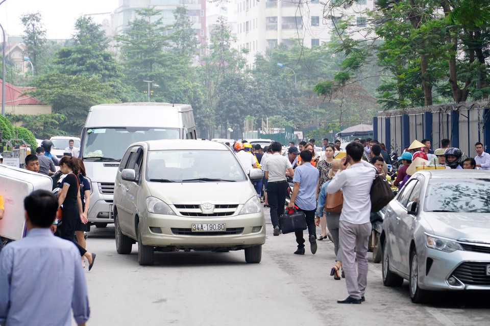 Việc xếp hàng không tổ chức khiến giao thông khu vực này bị ùn tắc, ảnh hưởng đến an toàn của người tham gia giao thông (Ảnh:PV/Vietnam+) 