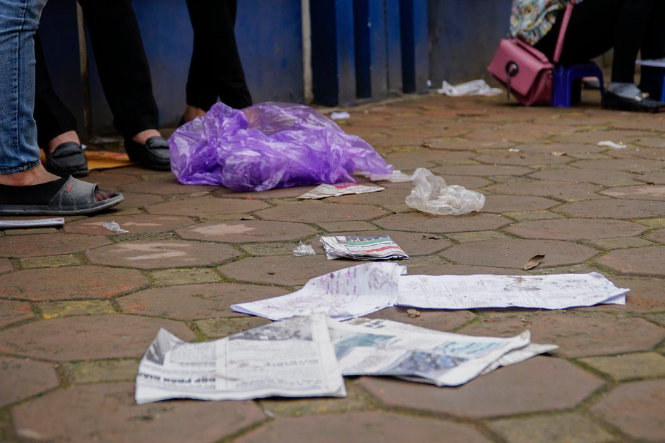 Người dân xả rác thải ngay tại chỗ mình xếp hàng gây mất vệ sinh công cộng. (Ảnh:PV/Vietnam+)