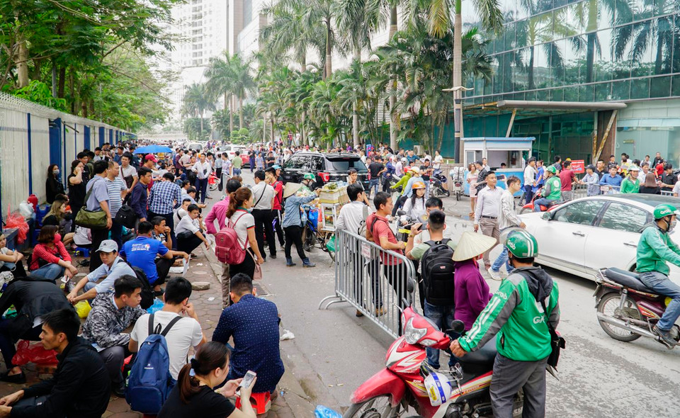 Những ngày gần đây, số lượng người xếp hàng xin visa Hàn Quốc tăng một cách đột biến. (Ảnh: PV/Vietnam+)