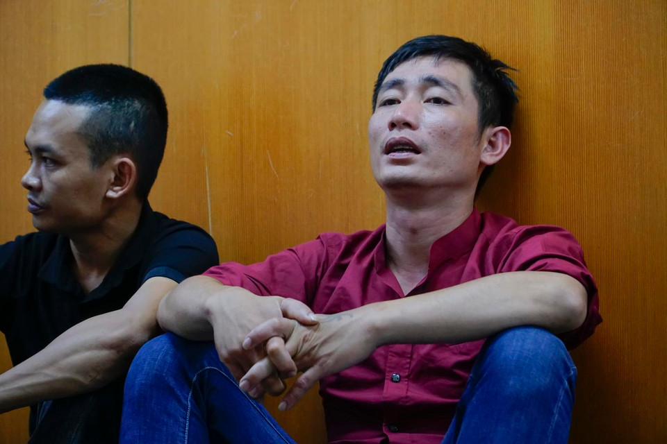 Anh S. mệt mỏi vì phải chờ đợi hơn 6 tiếng đồng hồ nhưng vẫn không có dấu hiệu khả quan. (Ảnh: PV/Vietnam+)