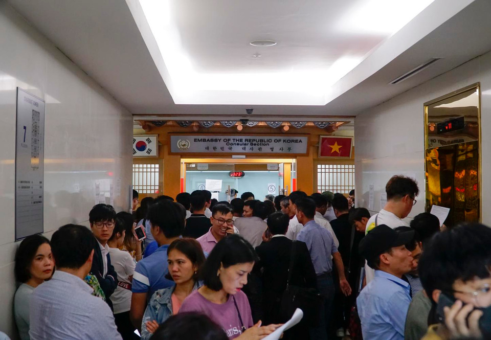 Tình trạng quá tải cũng xảy ra trên tầng 7 tòa nhà, khu vực làm việc của Đại sứ quán Hàn Quốc. (Ảnh: PV/Vietnam+)