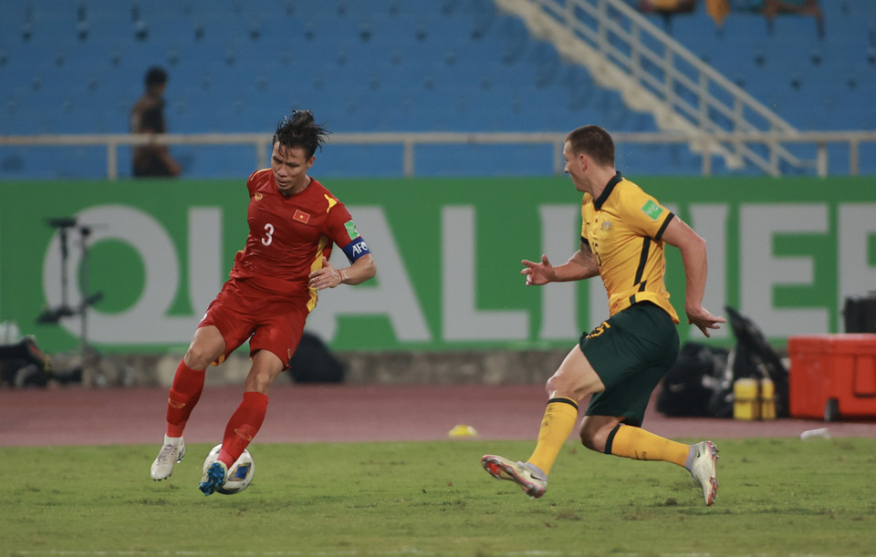 Tuyển Việt Nam tiếp tục chơi phòng ngự phản công quen thuộc như ở trận Saudi Arabia, nhưng cũng có những cơ hội tấn công nhất định. (Ảnh: PV/Vietnam+)