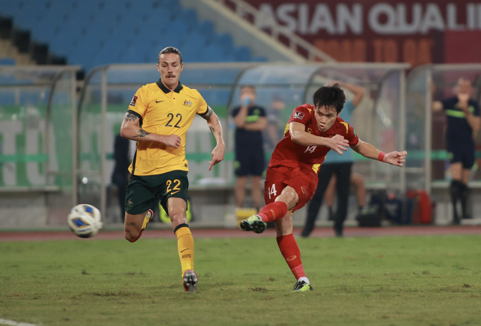 Phút 26, sau hàng loạt tình huống dứt điểm với khởi đầu từ Hoàng Đức, tuyển Việt Nam có cơ hội nguy hiểm khi Hồng Duy dứt điểm bóng đi căng, trúng tay hậu vệ Australia. (Ảnh: PV/Vietnam+)