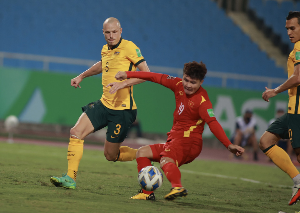 Trước đối thủ được đánh giá mạnh hơn, Quang Hải và đồng đội nhập cuộc thận trọng nhưng cũng đầy tự tin trong những pha xử lý bóng.(Ảnh: PV/Vietnam+)