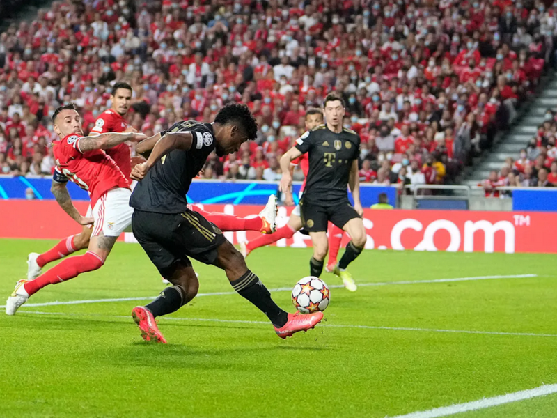 Kingsley Coman khuấy đảo hàng phòng ngự đối phương cùng với Leroy Sané và các đồng đội tạo nên trận cuồng phong tại Lisbon (Nguồn: Fcb.com)